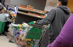 ep archivo   un cliente realizando la compra en un supermercado 20220629115703