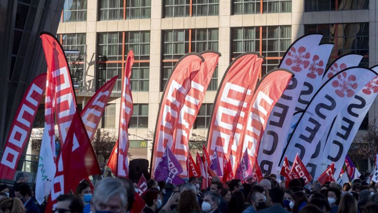ep archivo un grupo de personas pertenecientes a los sindicatos ccoo ugt y secb en una ep archivo un grupo de personas pertenecientes a los sindicatos ccoo ugt y secb en una