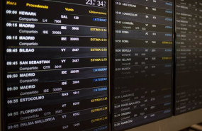 ep archivo   un panel de idas y llegadas en el aeropuerto de barcelona