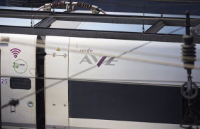 ep archivo   un tren en la estacion de trenes puerta de atocha almudena grandes en madrid espana