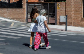 ep archivo   una joven del brazo de una mujer mayor