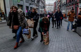 ep archivo   varias personas caminan con bolsas de las rebajas en la calle preciados en madrid