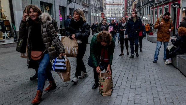ep archivo   varias personas caminan con bolsas de las rebajas en la calle preciados en madrid