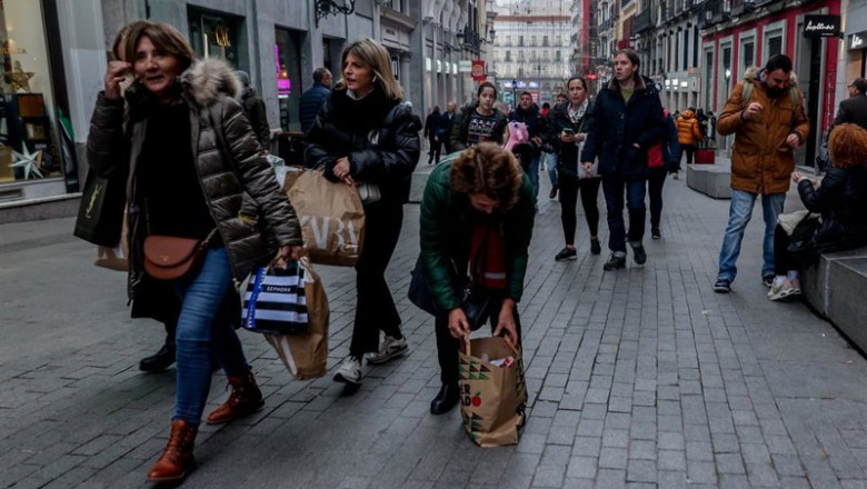 Archivo - Varias personas caminan con bolsas de las rebajas en la calle Preciados, en Madrid (España). | Ricardo Rubio - Europa Press - Archivo ep archivo varias personas caminan con bolsas de las rebajas en la calle preciados en madrid