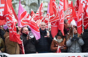 ep archivo   varias personas con banderas sindicales durante una concentracion