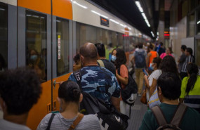 ep archivo   viajeros suben a un tren en uno de los andenes de la estacion de sants