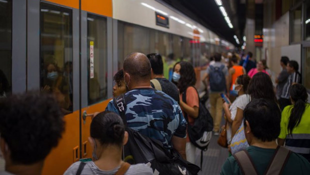 ep archivo   viajeros suben a un tren en uno de los andenes de la estacion de sants