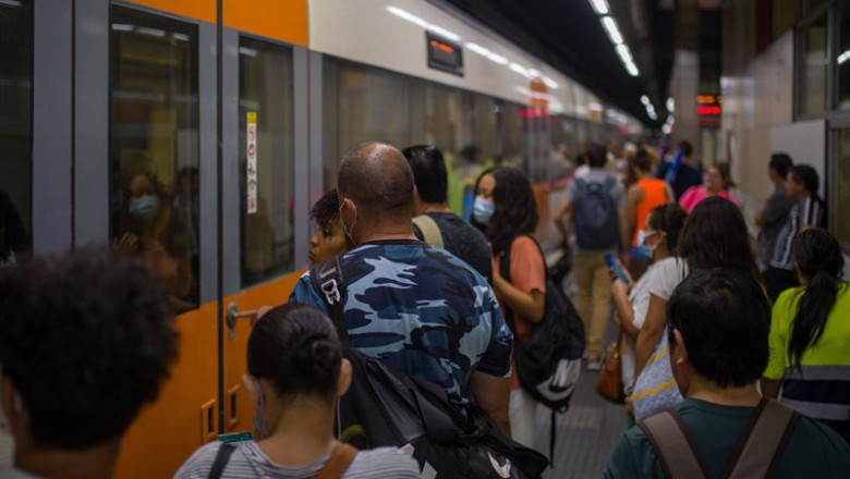 ep archivo viajeros suben a un tren en uno de los andenes de la estacion de sants ep archivo viajeros suben a un tren en uno de los andenes de la estacion de sants
