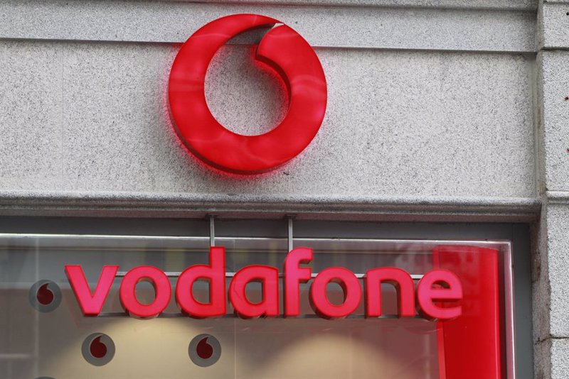 Vodafone cae en bolsa: gana menos en el semestre fiscal y rebaja previsiones