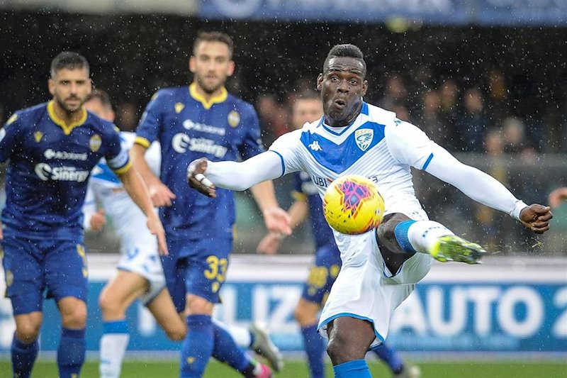 ep balotelli en una accion del partido entre el hellas verona y el brescia