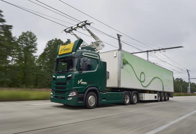 Camión de Scania circulando por carretera eléctrica | SCANIA ep camionscania circulandocarretera electrica
