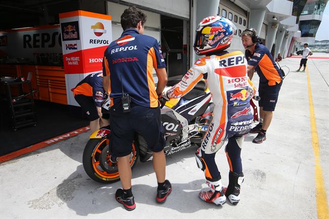 Dani Pedrosa antes de subir a su moto en Sepang | REPSOL MEDIA ep dani pedrosade subirsu motosepang