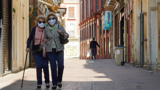 ep dos senoras mayores salen por el centro de sevilla a comprar el dia 34 del estado de alarma