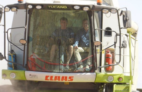 ep el consejero de agricultura en una cosechadora