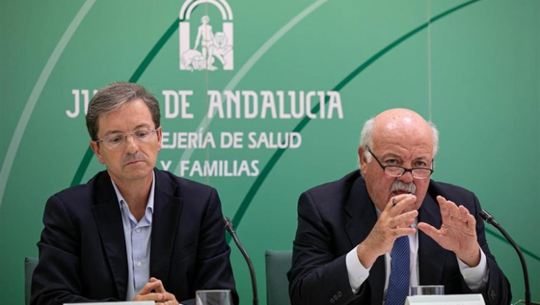 El consejero de Salud y Familias, Jesús Aguirre (d) junto al portavoz del gabinete técnico de la consejería, José Miguel Cisnero (i) informan sobre la activación de una nueva alerta alimentaria nacional por listeria este viernes en una imagen de archivo | Jesús Prieto - Europa Press ep el consejero de salud y familias jesus aguirre d junto al portavoz del gabinete tecnico de la
