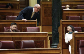 ep el diputado de erc joan capdevila i detras conversa en una sesion plenaria del congreso con la