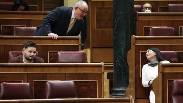 ep el diputado de erc joan capdevila i detras conversa en una sesion plenaria del congreso con la