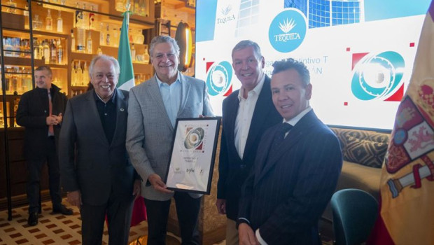 ep el gobernador de jalisco pablo lemus y el presidente del consejo regulador del tequila aurelio