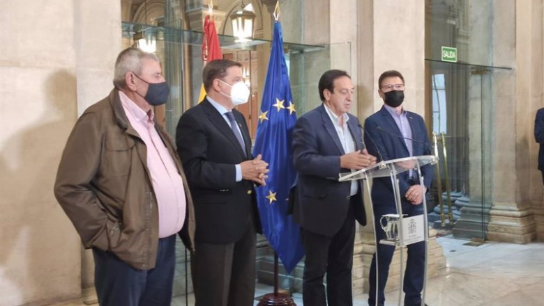 El ministro de Agricultua, Luis Planas, junto a representantes de Asaja, Pedro Barato; de Coag, Miguel Blanco; y de UPA, Lorenzo Ramos | EUROPA PRESS ep el ministro de agricultua luis planas junto a representantes de asaja pedro barato de coag miguel