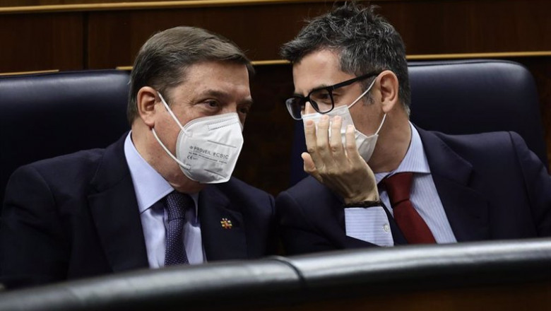 El ministro de Agricultura, Pesca y Alimentación, Luis Plana (i), y el ministro de la Presidencia, Relaciones con las Cortes y Memoria Democrática, Félix Bolaños, conversan en una sesión plenaria en el Congreso | Eduardo Parra - Europa Press ep el ministro de agricultura pesca y alimentacion luis plana i y el ministro de la presidencia