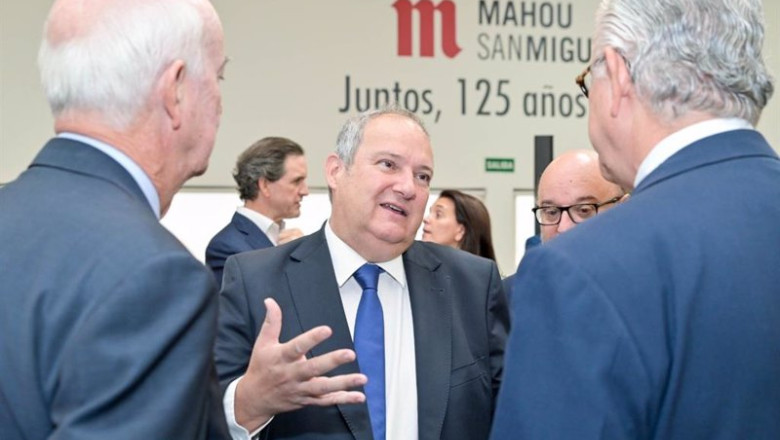 El ministro de Industria y Turismo, Jordi Hereu, en su visita a la fábrica de Mahou en Alovera. | EUROPA PRESS/RAFA MARTIN ep el ministro de industria y turismo jordi hereu en su visita a la fabrica de mahou en alovera