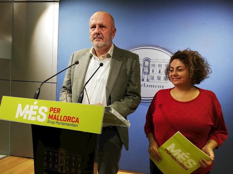 ep el portavoz parlamentario de mes per mallorca miquel ensenyat y la diputada joana aina campomar