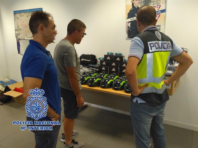 Entrega de efectos recuperados a víctimas | POLICÍA NACIONAL ep entregaefectos recuperadosvictimas