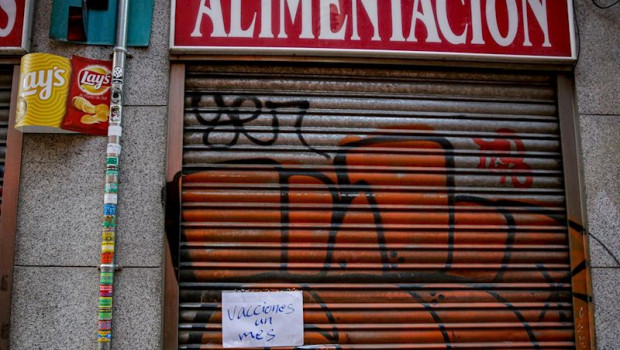 ep exterior de un negocio de alimentacion cerrado por vacaciones durante un mes en madrid espana a 9