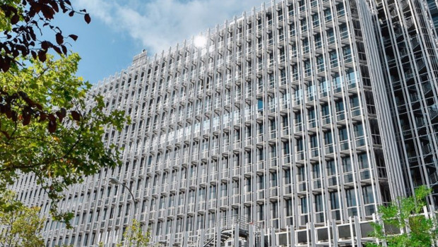 ep fachada del edificio de oficinas castellana 91 en azca madrid