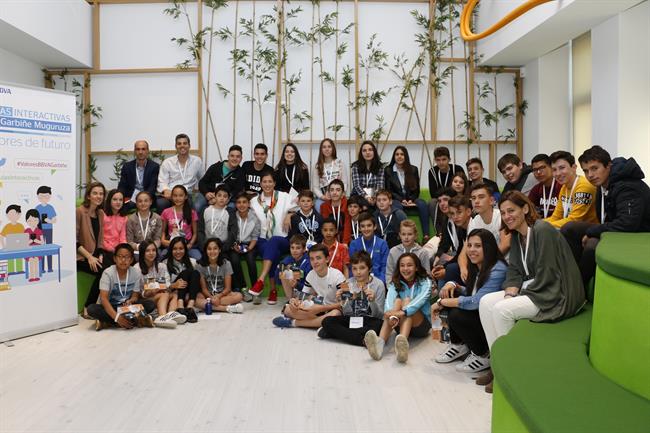 Garbiñe Muguruza con un grupo de escolares de las Aulas Interactivas de BBVA | EUROPA PRESS ep garbine muguruzaun grupoescolareslas aulas interactivasbbva