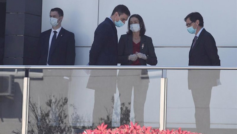 (I-D) El presidente del gobierno, Pedro Sánchez, acompañado entre otros por la ministra de Industria y Comercio, Reyes Maroto, y el ministro de Sanidad, Salvador Illa, | Eduardo Parra - Europa Press ep i-d el presidente del gobierno pedro sanchez acompanado entre otros por la ministra de industria