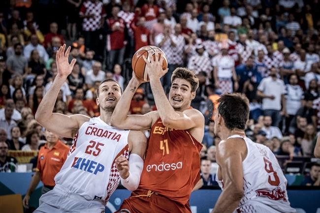 Juancho Hernangómez intenta penetrar ante Buva | FIBA EUROPA ep juancho hernangomezpenetrarbuva