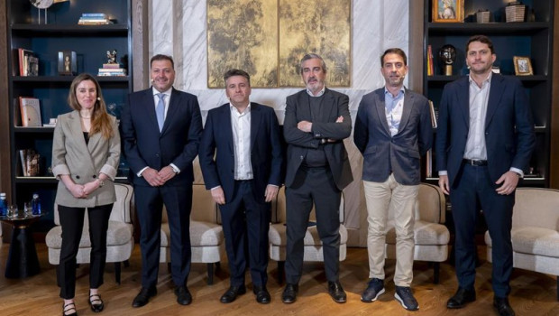 ep la directora de negocio de europa press candelas martin de cabiedes con los ponentes de la