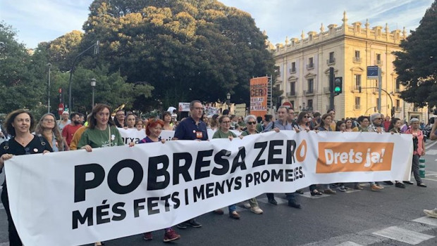 ep la manifestacion de pobresa zero bajo el lema ens volem sense pobresa i defensant el planeta ha