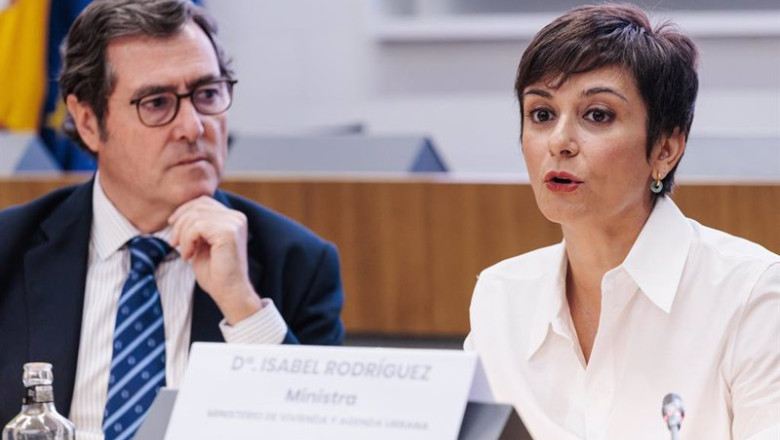 ep la ministra de vivienda y agenda urbana isabel rodriguez y el presidente de ceoe antonio ep la ministra de vivienda y agenda urbana isabel rodriguez y el presidente de ceoe antonio