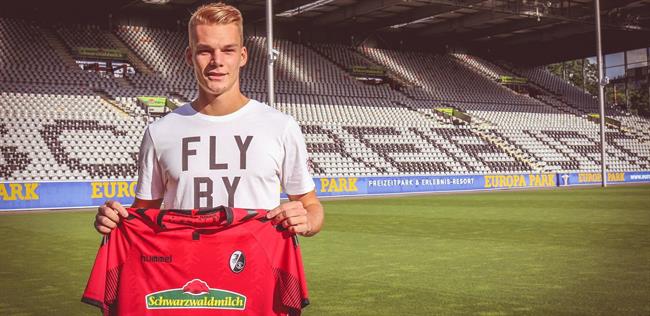 Lienhart posa con la camiseta del Friburgo | SC FRIBURGO ep lienhart posala camisetafriburgo