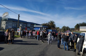 ep los trabajadores de leche celta ante la entrada a la empresa en pontedeume a coruna