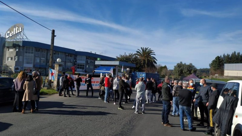 ep los trabajadores de leche celta ante la entrada a la empresa en pontedeume a coruna