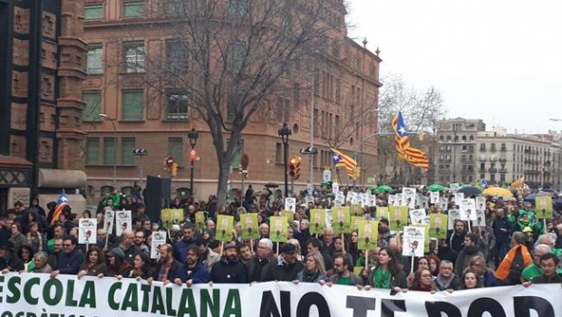 ep manifestacion convocadasomescoladefensala escuela catalana