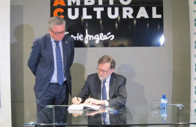 ep mariano rajoy firma un ejemplar de su libro en murcia