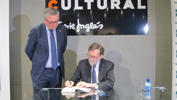 ep mariano rajoy firma un ejemplar de su libro en murcia