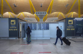 ep pasajeros caminan por las instalaciones de la t4 del aeropuerto adolfo suarez madrid barajas en