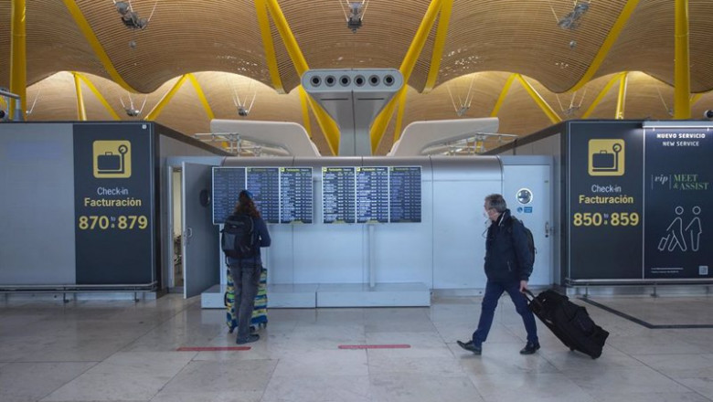 Pasajeros caminan por las instalaciones de la T4 del Aeropuerto Adolfo Suárez Madrid-Barajas, en Madrid (España). | Alberto Ortega - Europa Press ep pasajeros caminan por las instalaciones de la t4 del aeropuerto adolfo suarez madrid barajas en