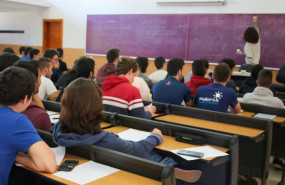 ep profesora imparte clase en un aula de la uib