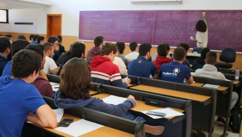 ep profesora imparte clase en un aula de la uib