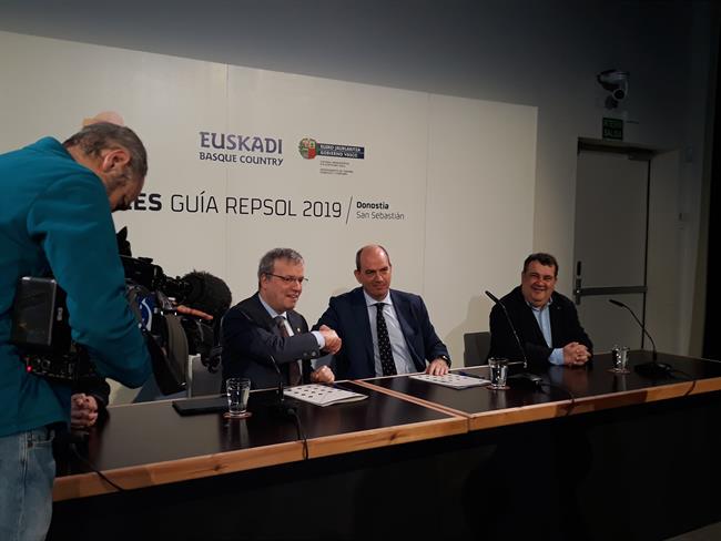 Retortillo, Navarro y Gasco en la firma del acuerdo de colaboración. | EUROPA PRESS. ep retortillo navarrogascola firmaacuerdocolaboracion