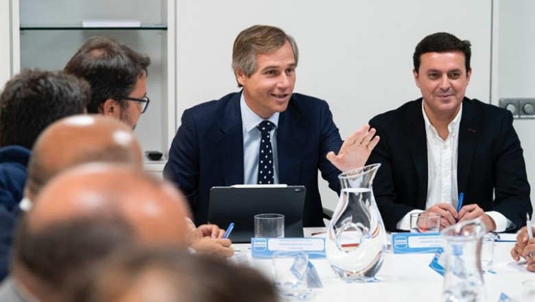 Reunión del vicesecretario de Política Terrorial, Antonio González Terol, con el responsable de Política Provincial del PP, Javier Aureliano García, en la sede del PP. Asisten los presidentes de Diputación del PP. | PP ep reunion del vicesecretario de politica terrorial antonio gonzalez terol con el responsable de