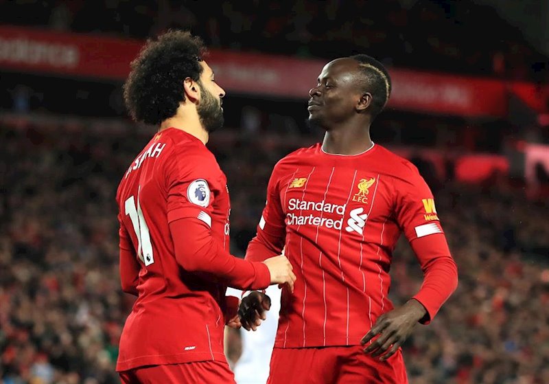 ep sadio mane y mohamed salah celebran con el liverpool