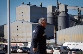 ep san cibrao lugo un trabajador pasa frente a las instalaciones de la factoria de aluminio de alcoa