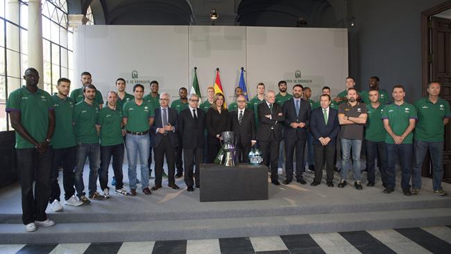 Susana Díaz recibe al Unicaja CB | EUROPA PRESS/JUNTA DE ANDALUCÍA ep susana diaz recibeunicaja cb